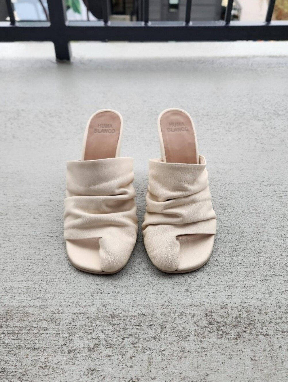 Huma Blanco Women's Cream Split-Toe Ruched Slide Mules